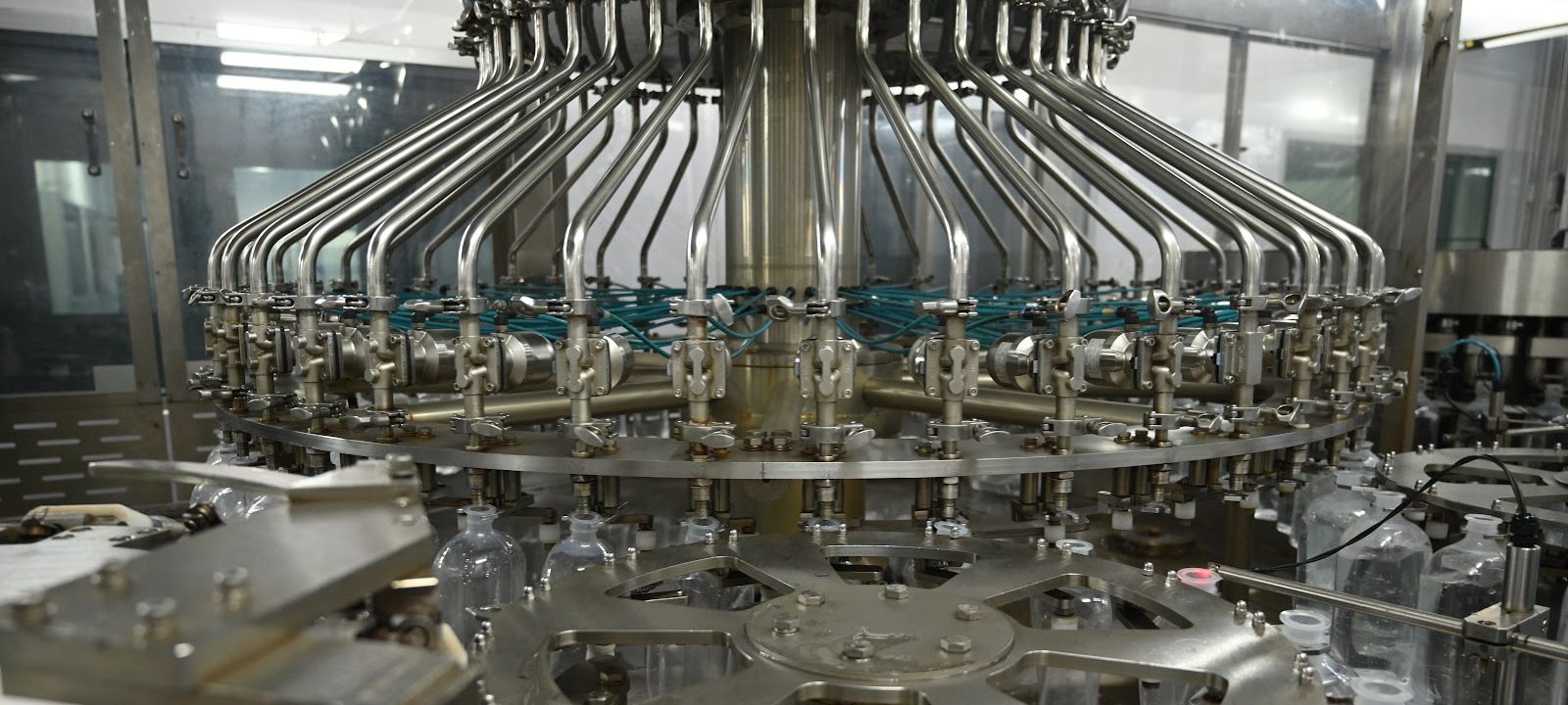 The rotary filler, its filling heads arranged in a ring